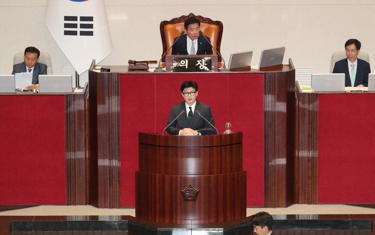 한동훈 법무부 장관이 지난 12일 오후 서울 여의도 국회 본회의장에서 열린 제407회 국회(임시회) 제 1차 본회의에서 더불어민주당 ‘2021 전당대회’ 돈봉투 의혹을 받는 무소속 윤관석·이성만 의원에 대한 체포동의요청 이유 설명을 하고 있다. 뉴스1