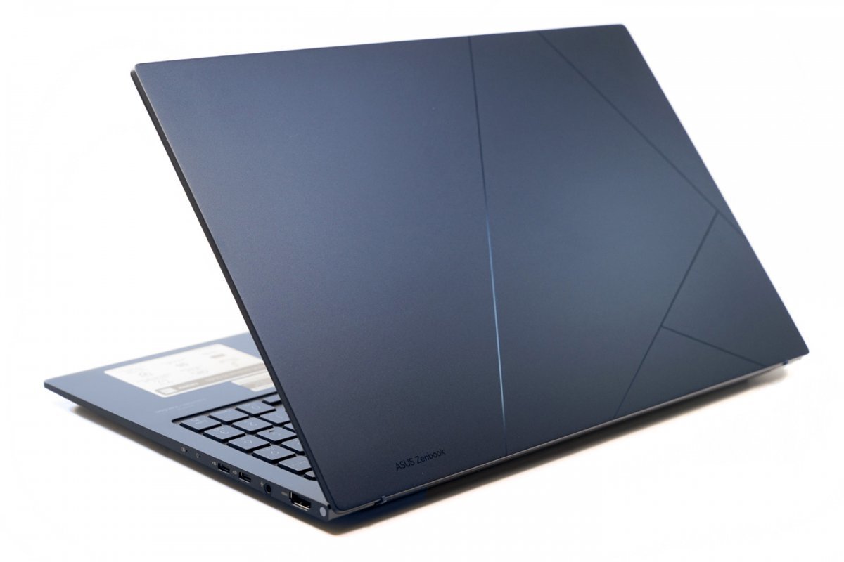 15.6인치 기반의 1.4kg대 노트북, 에이수스 젠북 15 OLED UM3504DA. 출처=IT동아