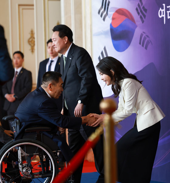 윤석열 대통령과 김건희 여사가 14일 청와대 영빈관에서 열린 국가유공자 및 보훈가족 초청 오찬에서 참석자들을 영접하고 있다. (대통령실 제공) 2023.6.14/뉴스1 ⓒ News1