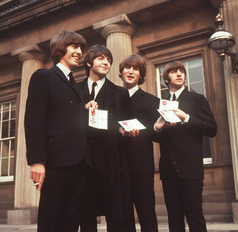 1965년 10월 영국 런던의 버킹엄궁에서 대영제국 훈장을 받은 비틀스의 조지 해리슨, 폴 매카트니,  존 레넌, 링고 스타(왼쪽부터)의 모습.  4명은 1960년 비틀스를 결성해 수 많은 히트곡을 남겼고 1970년 해체했다. 레넌은 1980년 미국 뉴욕 맨해튼 자택 앞에서 총에 맞아 숨졌고 해리슨은 2001년 폐암으로 사망했다. 런던=AP 뉴시스