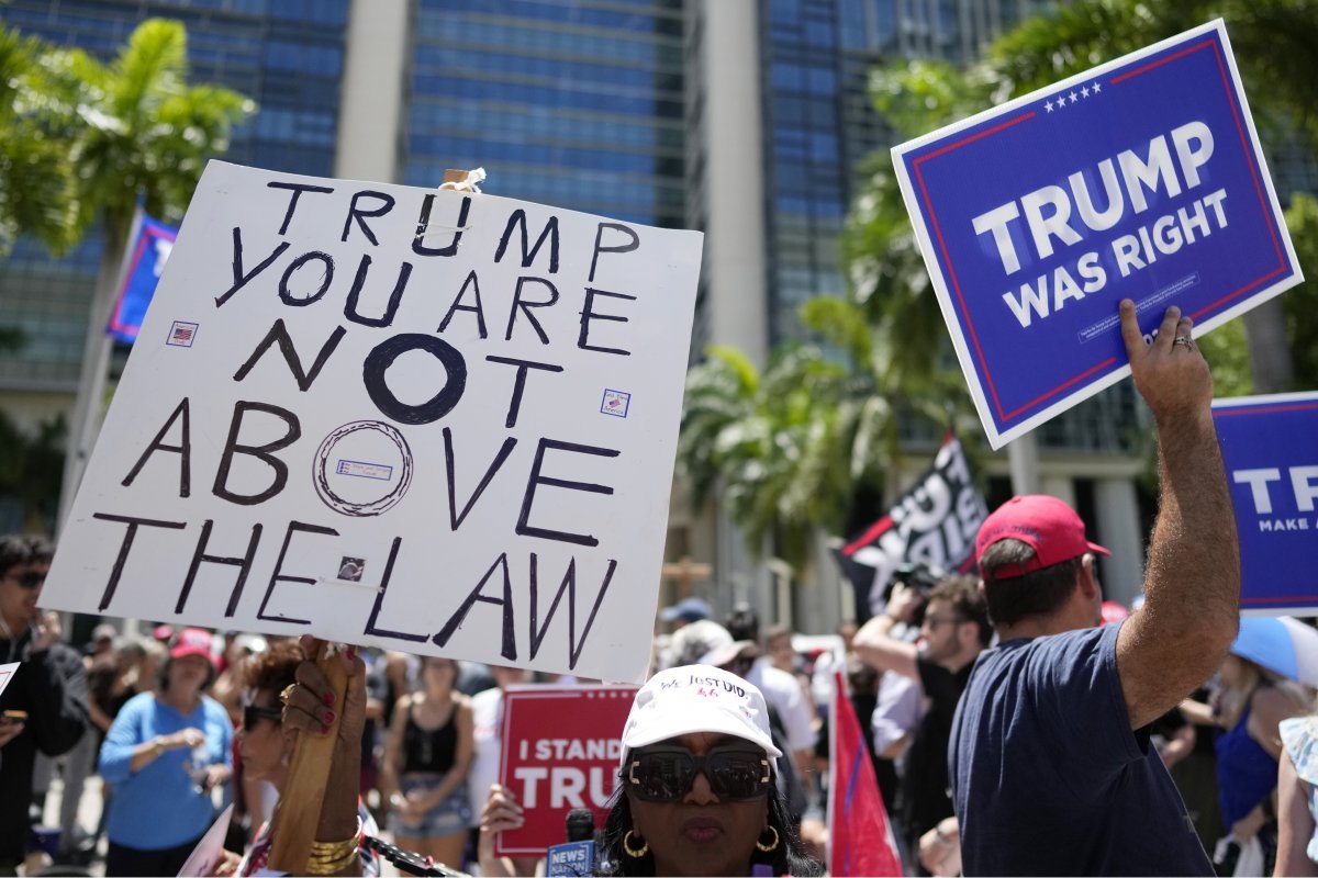 13일 미국 플로리다주 마이애미 연방법원 앞에서 도널드 트럼프 전 대통령에 대한 찬반 시위가 동시에 열렸다. 지지자들은 “트럼프가
 옳았다”라고 쓰인 팻말(오른쪽)을, 반대자들은 “당신은 법 위에 있지 않다”라는 팻말을 각각 들고 있다. 마이애미=AP 뉴시스