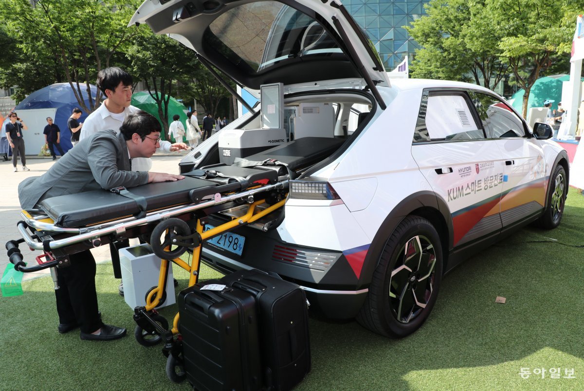 고려대의료원 부스에서 참가자들이 현대자동차 아이오닉5 차량을 개조한 ‘스마트 의료기기 이동형 병원’을 13일 살펴보고 있다. 신원건 기자 laputa@donga.com