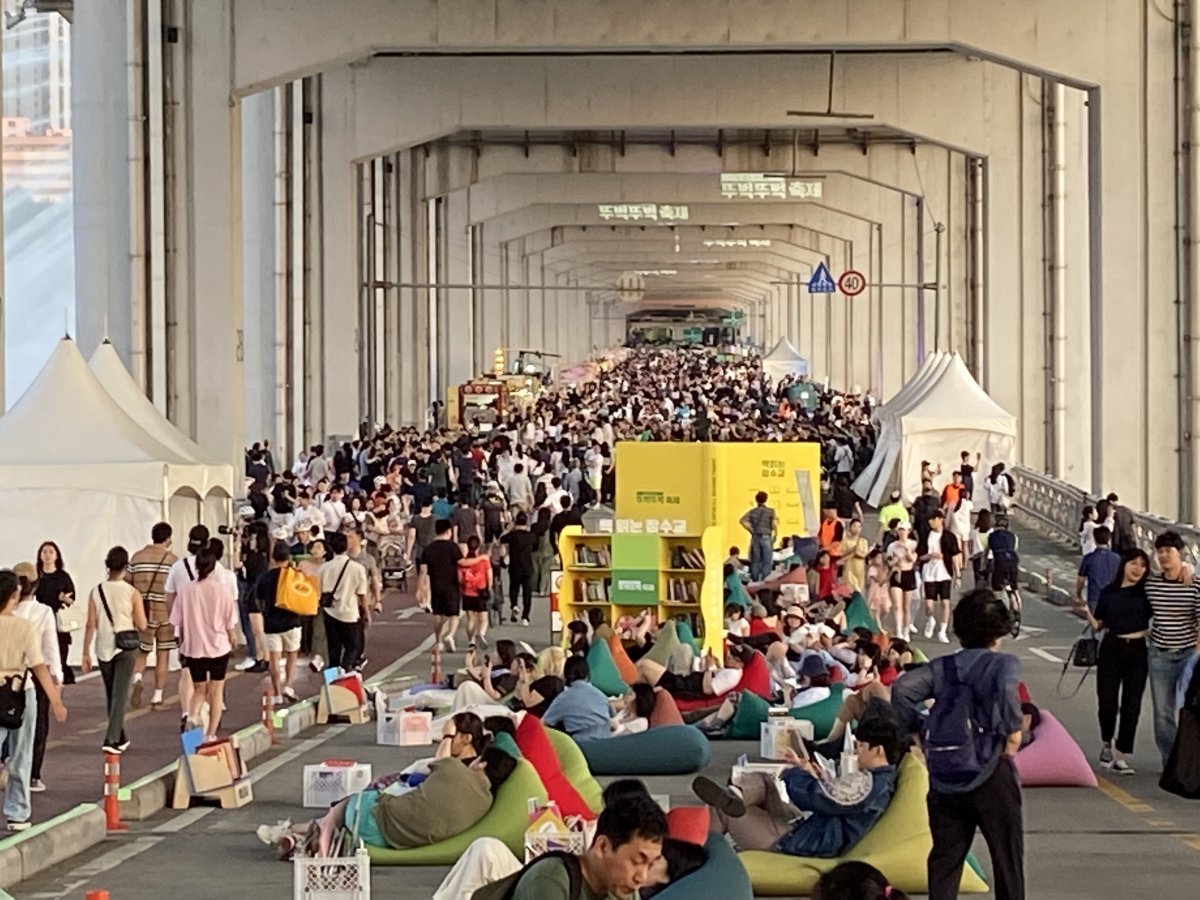 11일 서울 서초구 잠수교에서 열린 ‘차 없는 잠수교’ 축제에서 시민들이 빈백에 누워 독서를 즐기거나 도로를 산책하고 있다. 서울시 제공