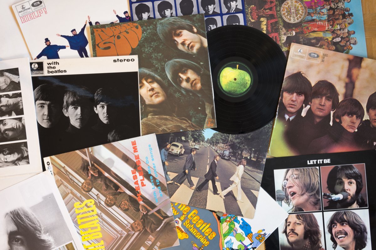 1980년 총격 사건으로 숨진 존 레넌이 생전 남긴 미완성곡이 인공지능(AI) 기술의 도움을 받아 비틀스의 신곡으로 재탄생한다. 사진은 비틀스가 1960년 결성된 뒤 발매해 온 음반들. 게티이미지뱅크