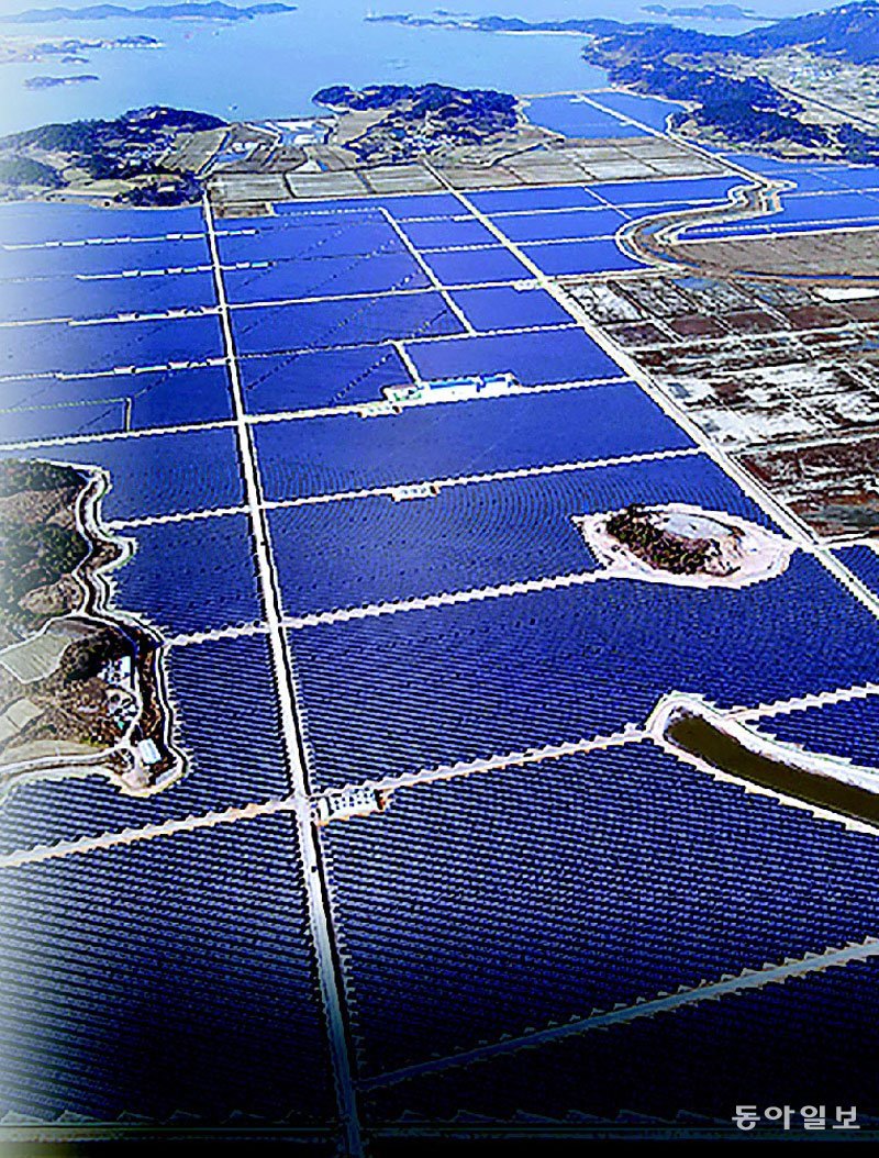 전남 신안군 안좌도에 설치된 96MW(메가와트) 규모의 태양광 발전소. 세종=김형민 기자 kalssam35@donga.com
