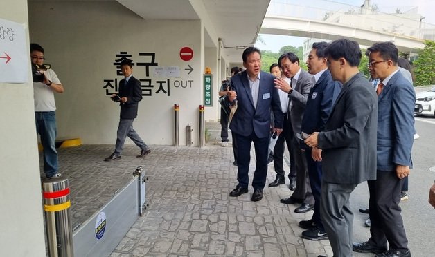 원희룡 국토교통부 장관이 14일 서울 강남구 자곡동 한국토지주택공사(LH)강남3단지에서 ‘우기 대비 공동주택 현장점검’을 실시하고 있다. 뉴스1