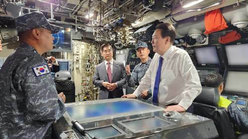우리 해군의 3000톤급 신형 잠수함 ‘도산안창호’(SS-083)함을 시찰중인 윤석열 대통령. 대통령실 제공