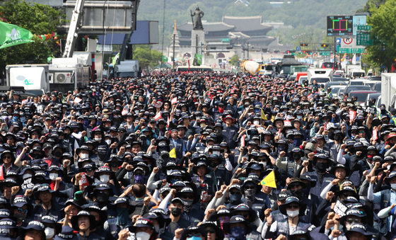 건설노조 조합원들이 서울 태평로 일대에서 총파업 결의대회를 열고 정부의 노조 탄압 중단 등을 촉구하고 있다. 2023.5.16. 뉴스1