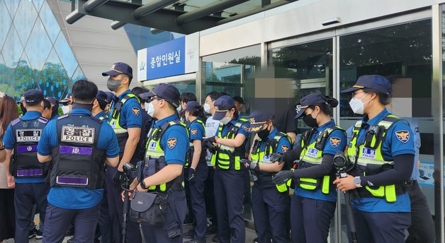 이태원 유가족과 용산구 직원들이 15일 오전 박희영 구청장 출근 저지로 충돌하자 경찰이 투입됐다. ⓒ 뉴스1