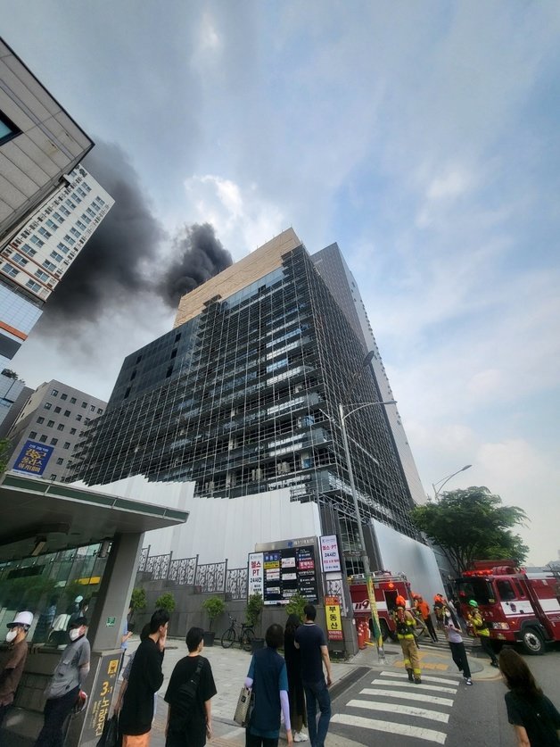 15일 오전 10시40분께 서울 동작구 지하철 9호선 노량진역 인근 건물 상층부에서 화재가 발생했다. (서울시 페이스북 갈무리)