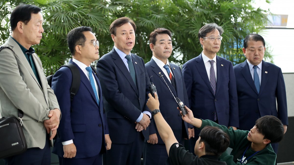 더불어민주당 도종환 의원이 15일 오전 인천국제공항 1터미널에서 중국 베이징 출국 전 취재진의 질문에 답하고 있다. 이들은 18일까지 체류하며 중국과 티베트를 방문할 예정이다. 중국에선 중국 정부와 민간단체 인사를 만나고, 티베트에선 박람회에 참석할 예정이다. 왼쪽부터 김철민, 민병덕, 도종환, 박정, 유동수, 김병주 의원. 2023.6.15. 뉴스1