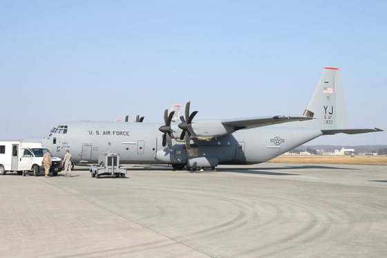 유엔사 후방기지인 요코타 기지 활주로에 C-130J가 정비를 위해 세워져 있다. 이 수송기는 C-130H보다 공수 능력을 강화해 92명까지 낙하가 가능하며 태국에서 괌까지 넓게 작전이 가능하다. 2018.12.3/뉴스1