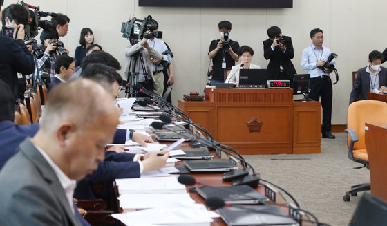 백혜련 국회 정무위원장이 17일 오전 서울 여의도 국회에서 열린 정무위원회 전체회의를 주재하고 있다. 이날 정무위에서는 국회의원의 가상자산 자진신고 및 조사에 관한 결의안을 채택했다. 2023.5.17뉴스1