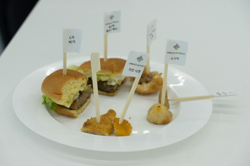 ACOM-S를 이용해 만든 대체육 햄버거 패티, 치킨 너겟, 소시지, 크로켓 등의 시제품. 출처=IT동아