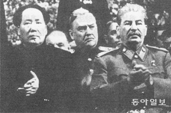 마오쩌둥(왼쪽)이 1949년 12월 21일 스탈린의 70회 생일을 계기로  모스크바를 방문해 함께 발레공연을 관람하던 모습.
