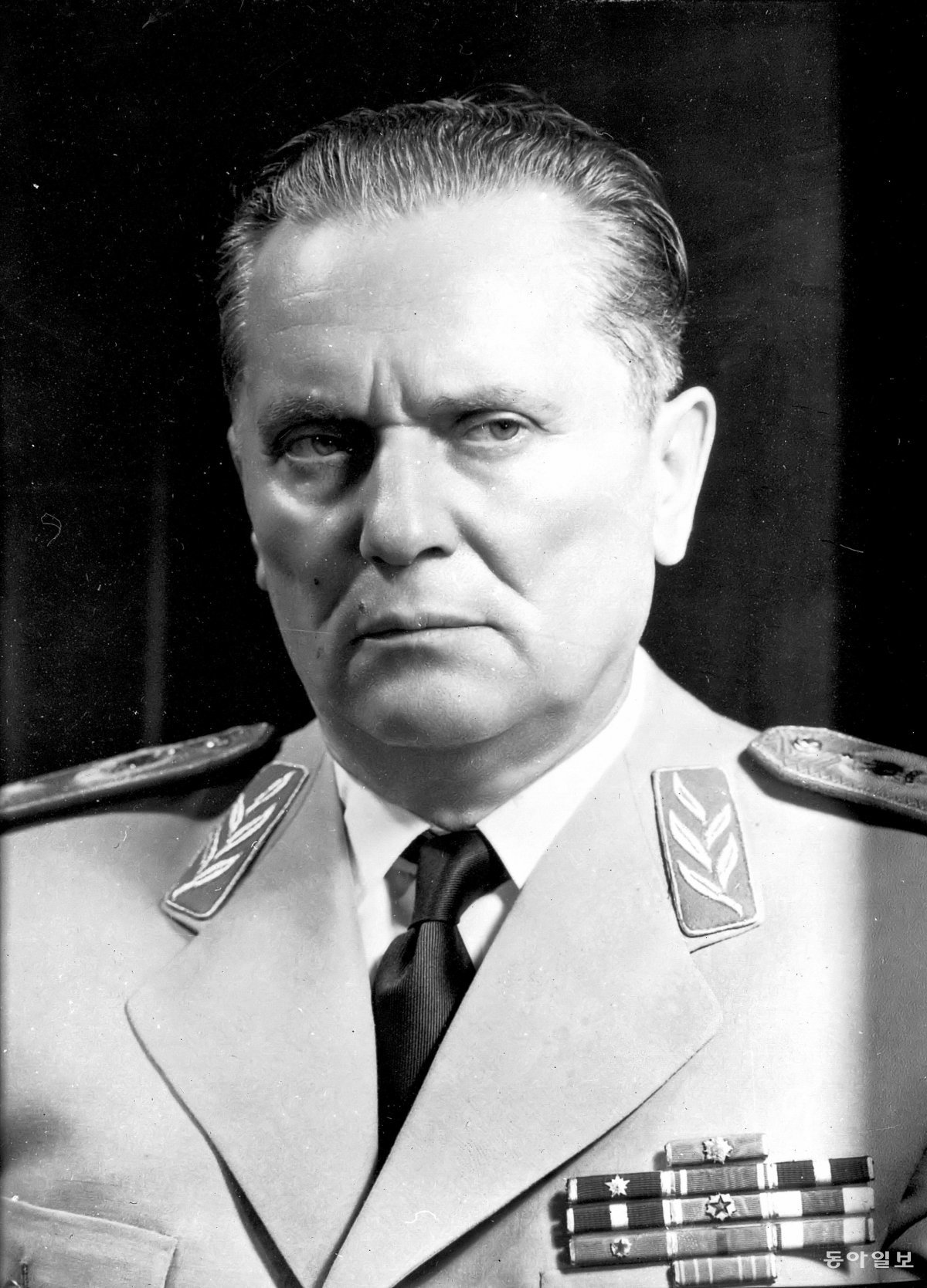 유고의 요시프 티토 대통령. 소련군의 지원을 받아 나치 독일군을 몰아내고 독립을 이뤘으나 소련의  개입을 거부해  위성국이 되지 않고 비동맹외교 노선을 걸었다.