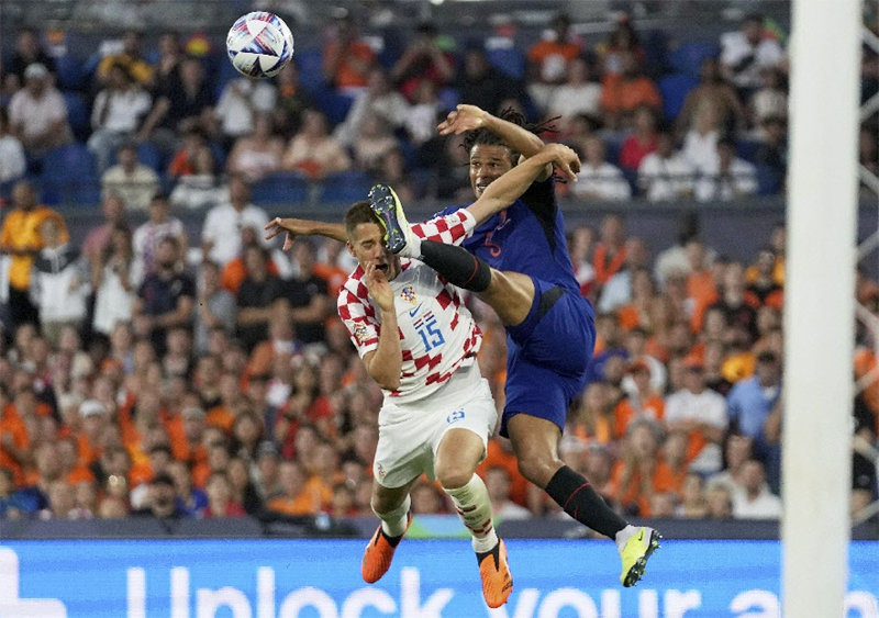 네덜란드의 네이선 아케(오른쪽)가 15일 크로아티아와의 2022∼2023 유럽축구연맹(UEFA) 네이션스리그 준결승전에서 
크로아티아의 마리오 파샬리치와 공중 볼을 다투고 있다. 크로아티아는 연장 승부 끝에 4-2로 이기며 네이션스리그 결승에 처음으로 
진출했다. 로테르담=AP 뉴시스