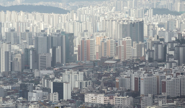 사진은 서울 남산타워에서 바라본 아파트 단지. 2023.6.15/뉴스1