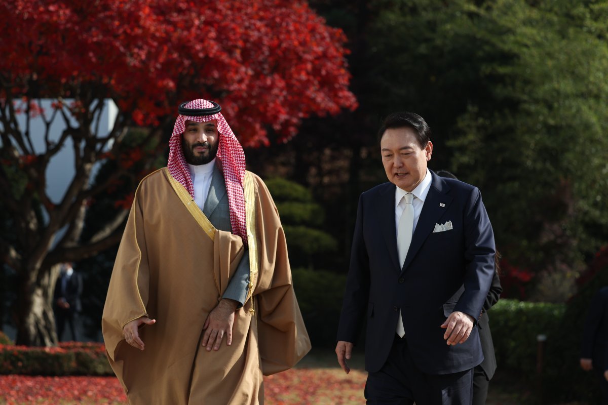 지난해 11월 방한한 무함마드 빈 살만 사우디아라비아 왕세자(왼쪽)가 윤석열 대통령과 걸으며 이야기를 나누는 모습. 뉴스1