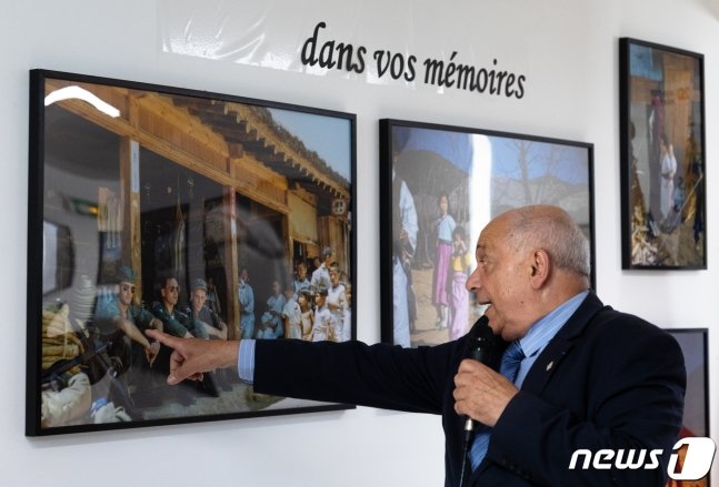 프랑스 파리 주프랑스한국문화원에서 열린 ‘정전 70주년 참전용사 사진전’에서 앙드레 다차리 씨가 참전 당시 촬영한 사진들이 최초 공개되고 있다. 뉴스1