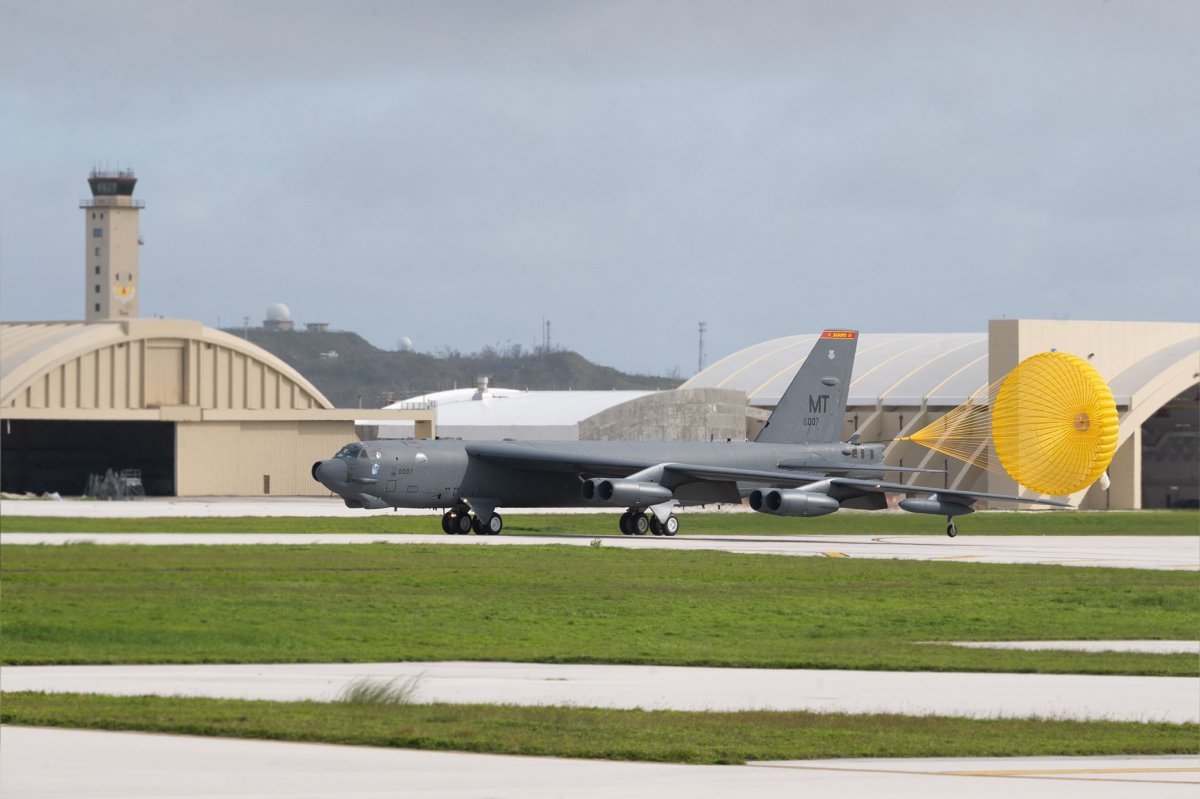 B-52h ‘스트래토포트리스’가 12일(현지시간) 괌 앤더슨 기지에 착륙하고 있다. 미 공군 제공
