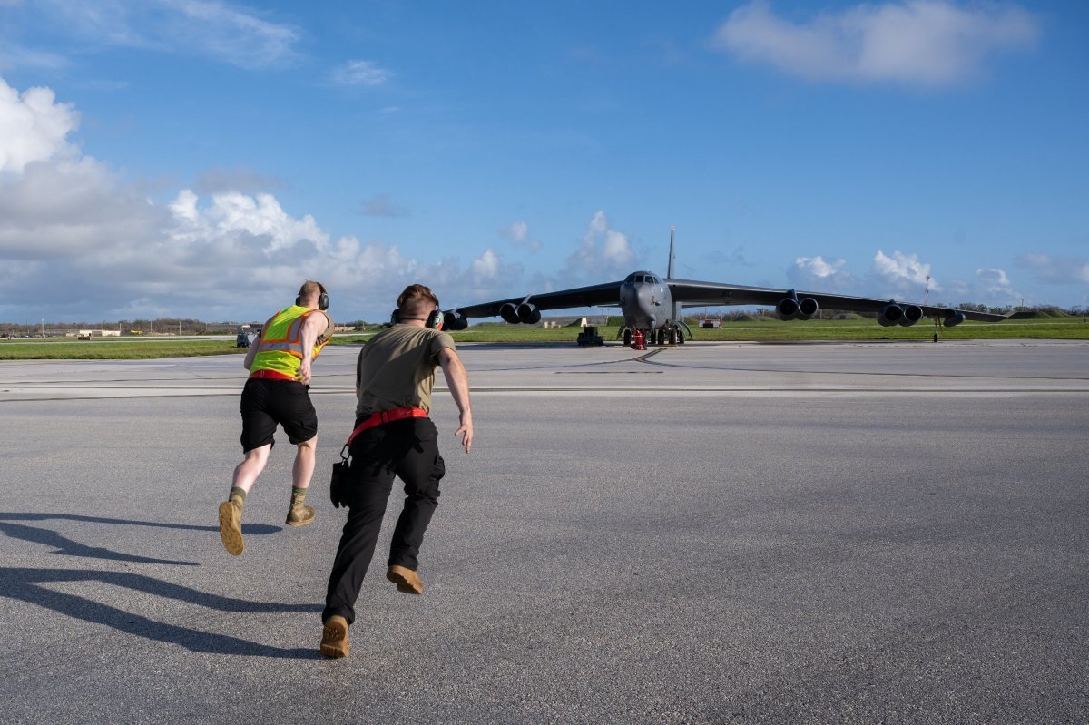 15일(현지시간) 괌 앤더슨 기지에서 공군장병들이 B-52H 전략폭격기로 이동하고 있다. 미공군 제공
