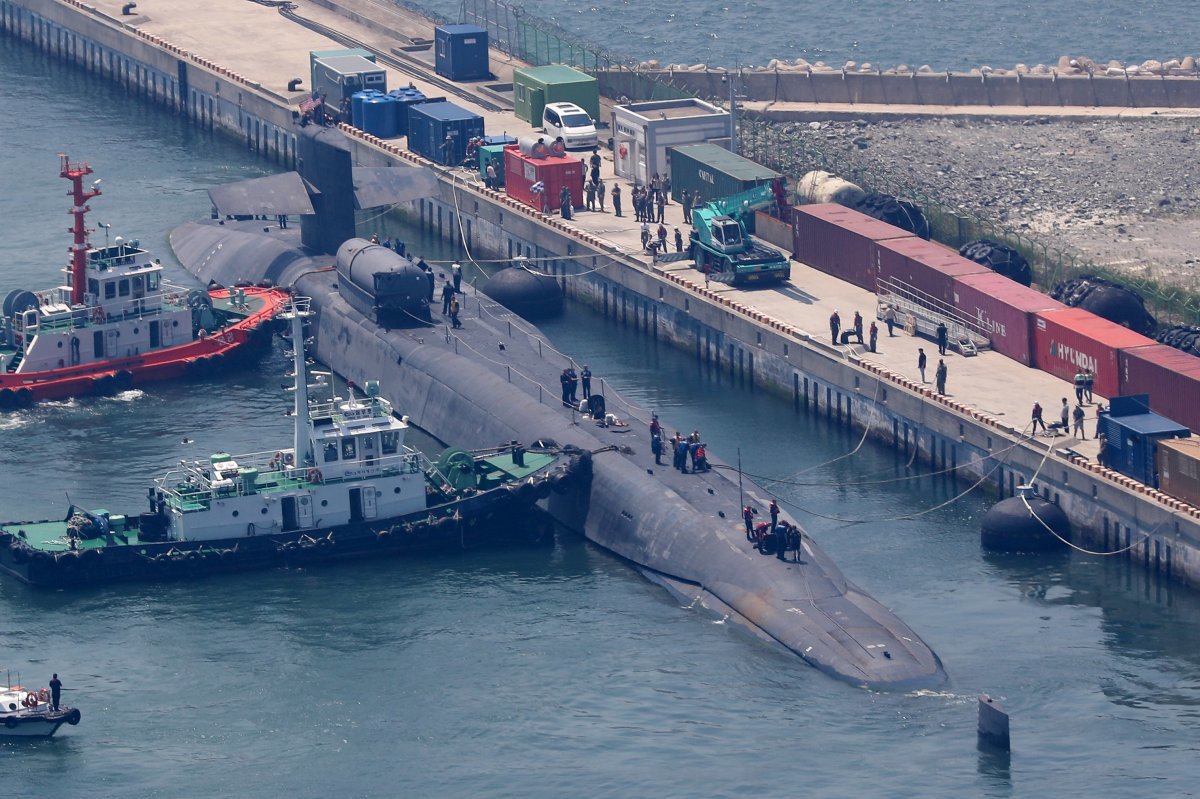 16일 오전 부산 해군작전사령부 부산작전기지에 미국 해군의 ‘오하이오’급 핵 추진 순항유도탄 잠수함 ‘미시건’(SSGN-727)이 입항해 있다. SSGN의 방한은 2017년 10월 이후 5년 8개월 만으로 지난 4월 워싱턴선언에 담긴 ‘미국 전략자산의 정례적 가시성을 한층 증진시킬 것’이라는 합의 이행 차원이다. 뉴스1