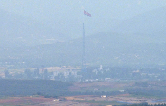 경기 파주시 오두산통일전망대에서 바라본 북한 황해북도 기정동 마을에 인공기가 펄럭이고 있다. 2023.6.6/뉴스1 ⓒ News1