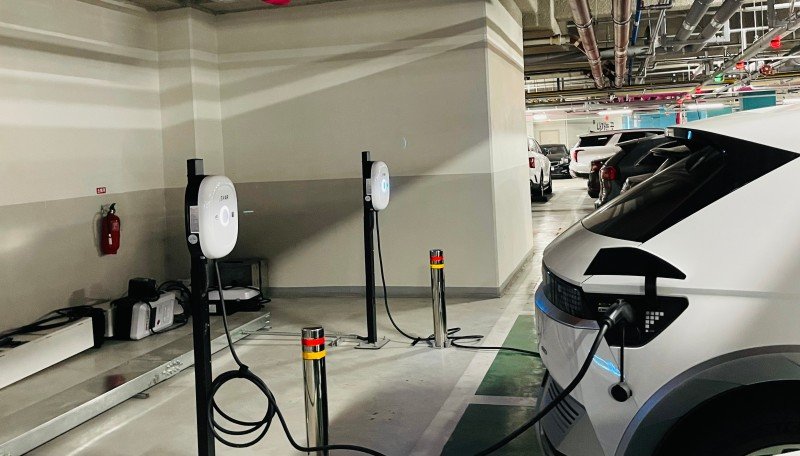 화재 감지 기능이 탑재된 에바의 완속 충전기 ‘스마트 이브이 차저 2023(Smart EV Charger 2023)’. 출처=에바