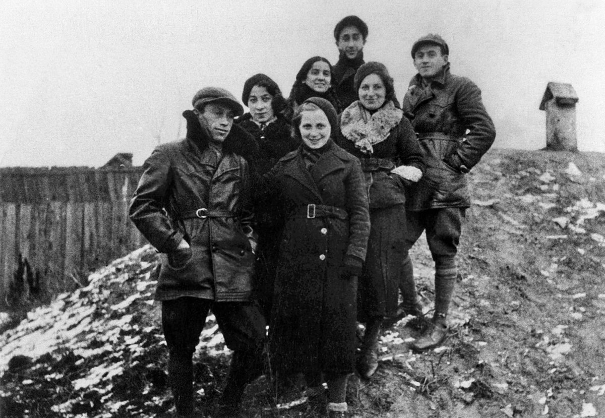 훈련 중 사진을 찍은 폴란드 유대인 여성 레지스탕스들. 제2차 세계대전 당시 이들은 나치에 맞서 의연하고 끈질기게 투쟁했지만 종전 후 그 사실이 거의 알려지지 않았다. 책과함께 제공
