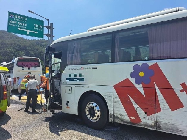 16일 오후 1시26분쯤 강원 홍천군 화촌면 성산리 44번국도 동홍천IC 입구 서울방향에서 학생들을 태운 수학여행 버스 4대와 트럭 3대, 승용차 1대 등 차량 8대가 잇따라 부딪히는 사고가 발생했다. (강원도소방본부 제공) 2023.6.16./뉴스1