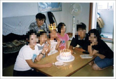 중국에서 은신처 생활을 할 때 다른 탈북 청소년들과 함께 생일을 쇠고 있는 이영한 변호사(맨 뒤).