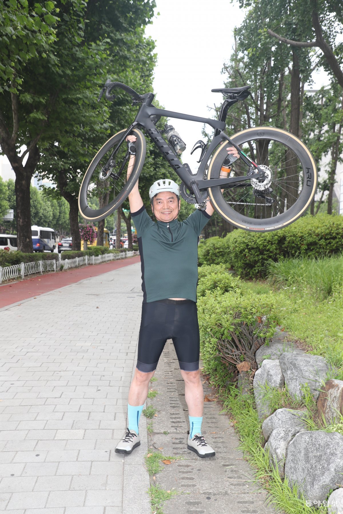 이영희 한국도핑방지위원회(KADA) 위원장이 서울 송파구 올림픽공원 근처에서 자전거를 들어올리는 포즈를 취했다. 중학교 때 농구를, 대학 때 스키와 윈드서핑을 시작한 그는 신종 코로나바이러스 감염증 확산 때부터는 자전거도 즐기며 건강한 노년을 만들어 가고 있다. 김동주기자 zoo@donga.com