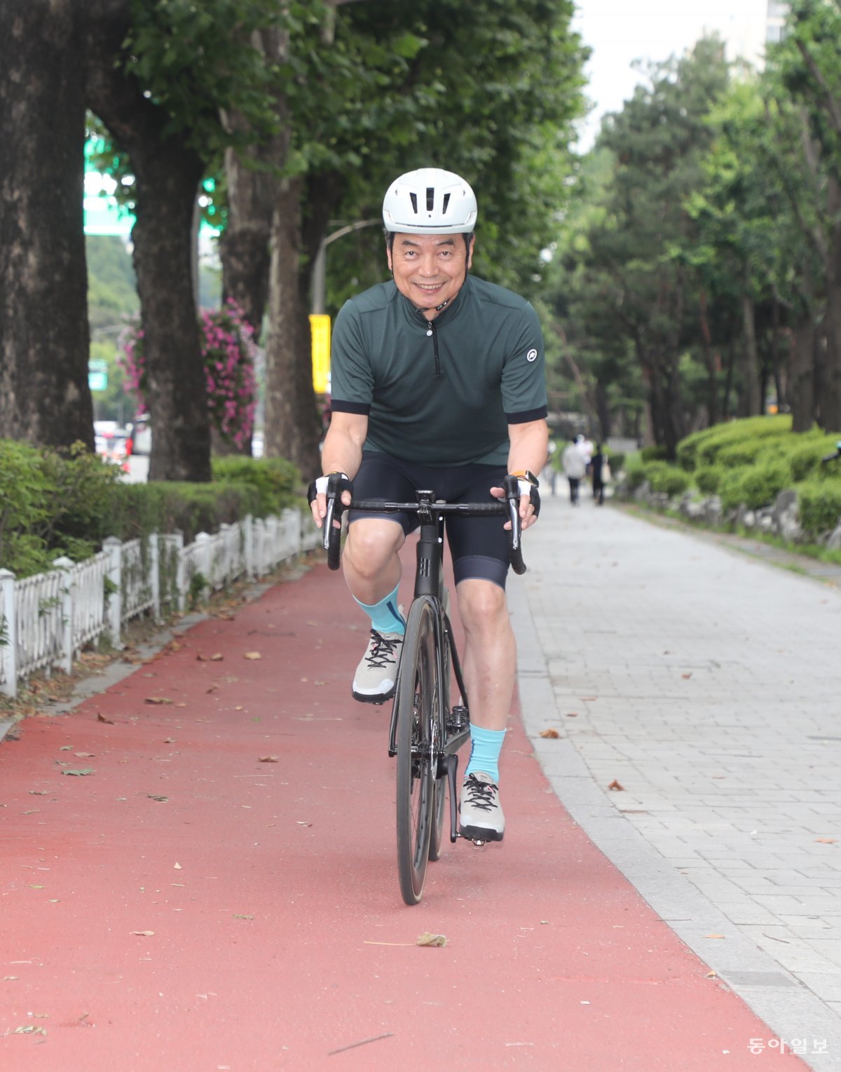 이영희 위원장이 서울 송파구 올림픽공원 근처에서 자전거를 타고 있다. 김동주기자 zoo@donga.com