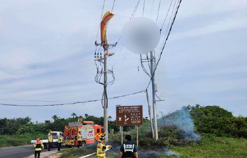 16일 오후 제주 서귀포시 성산읍 섭지코지해변 인근에서 패러글라이딩을 하던 60대 남성이 고압선에 걸려 숨지는 사고가 발생했다.(제주동부소방서 제공)