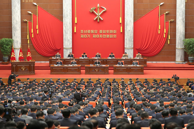 북한 김정은 노동당 총비서 참석하에 당 중앙위원회 8기 8차 전원회의 확대회의가 16일 당 중앙위원회 본부에서 열렸다고 당 기관지 노동신문이 17일 보도했다. 신문은 전원회의에서 “상반년도 경제부문을 비롯한 각 부문의 사업정형을 총화 대책하고 당의 강화 발전과 국가 건설, 변화된 국제 정세에 대처한 국가 외교 및 국방 전략에 대한 문제 등 정책적 문제들을 토의 결정하게 된다“라고 밝혔다. (평양 노동신문=뉴스1)