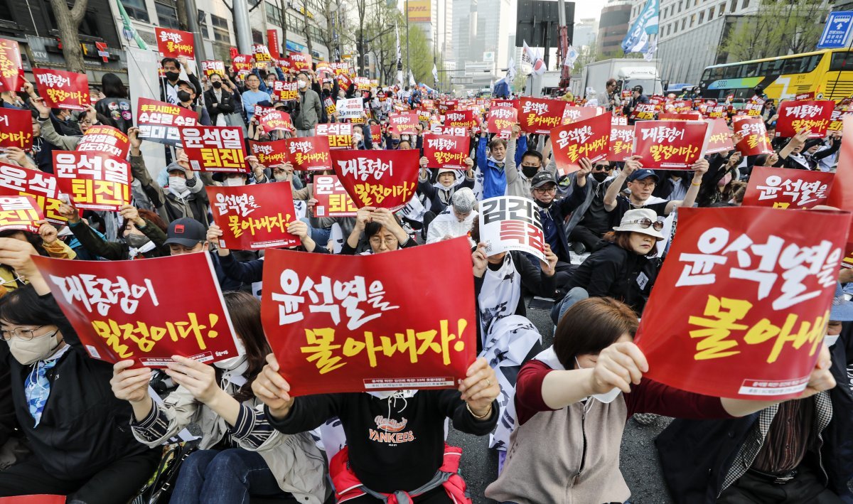 촛불행동 등 진보단체 회원들이 1일 오후 서울 중구 태평로일대에서 ‘윤석열 퇴진·김건희 특검 촛불대행진‘ 집회를 열고 퇴진과 특검을 촉구하며 구호를 외치고 있다. 2023.4.1. 뉴스1