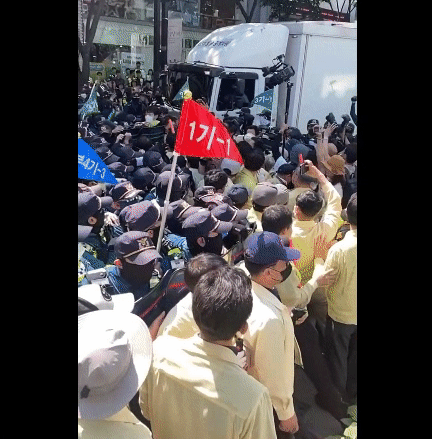 17일 오전 퀴어축제 측의 행사 차량이 진입하려는 중에 시위대, 경찰, 공무원이 충돌하고 있다. 트위터 @arnokim7 갈무리