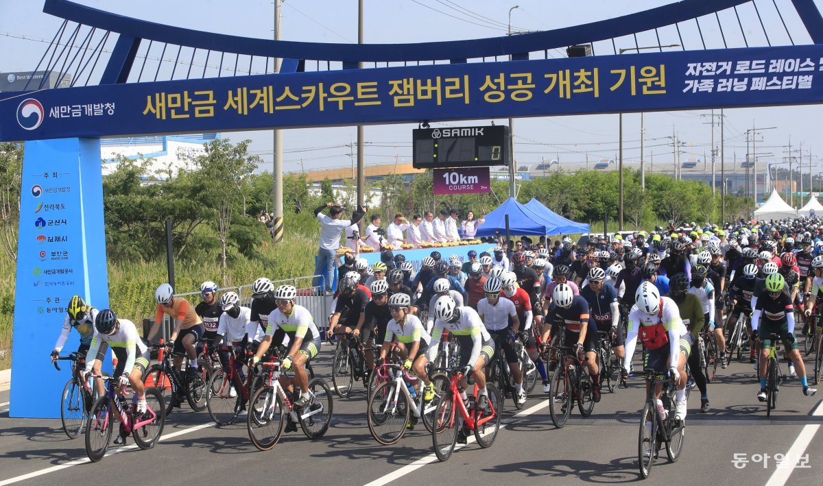   17일 전북 군산에서 열린 ‘새만금 자전거 로드 레이스 및 가족 러닝 페스티벌’ 참가자들이 출발신호에 맞춰 자전거 페달을 힘차게 밟고 있다. 군산=박영철 기자 skyblue@donga.com