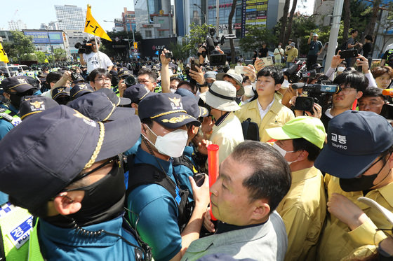 17일 오전 대구 중구 중앙로 대중교통전용지구에서 열리는 제15회 대구퀴어문화축제를 앞두고 행정대집행에 나선 공무원들이 행사 차량의 진입을 막으려 하자 경찰이 이들을 해산시키는 과정에서 공무원과 경찰이 충돌해 뒤엉켜 있다. 2023.6.17. 뉴스1