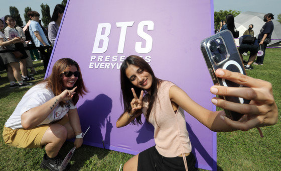 17일 오후 방탄소년단(BTS) 데뷔 10주년 기념행사 ‘BTS 페스타’가 열린 서울 여의도한강공원을 찾은 인도에서 온 아미들이 기념사진을 찍고 있다. 2023.6.17/뉴스1 ⓒ News1 박세연 기자