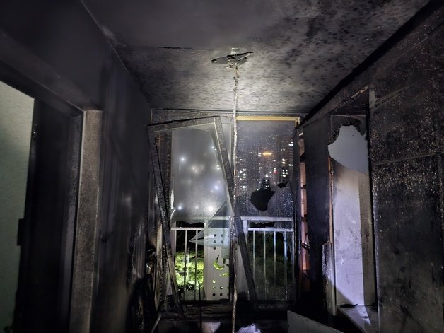 18일 오전 12시9분쯤 전남 순천시 연향동 한 아파트 5층에서 화재가 발생해 집안 내부가 불에 타 검게 그을려 있다.(순천소방서 제공)2023.6.18/뉴스1