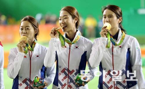 2016년 리우데자네이루 올림픽 양궁 여자 단체전에서 금메달을 딴 장혜진, 최미선, 기보배(왼쪽부터). 동아일보 DB