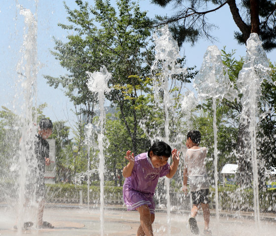 전국 곳곳에 폭염 특보가 내려진 18일 전북 전주시 마전숲공원 분수대를 찾은 어린이들이 물놀이를 즐기고 있다. 2023.6.18/뉴스1 ⓒ News1 유경석 기자