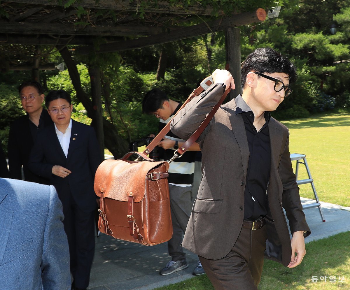 18일 서울 종로구 삼청동 총리공관에서 고위당정협의회가 열렸다. 한동훈 법무부 장관(오른쪽)과 유국희 원자력안전위원장(왼쪽에서 두번째)이 이동하고 있다. 김재명 기자 base@donga.com