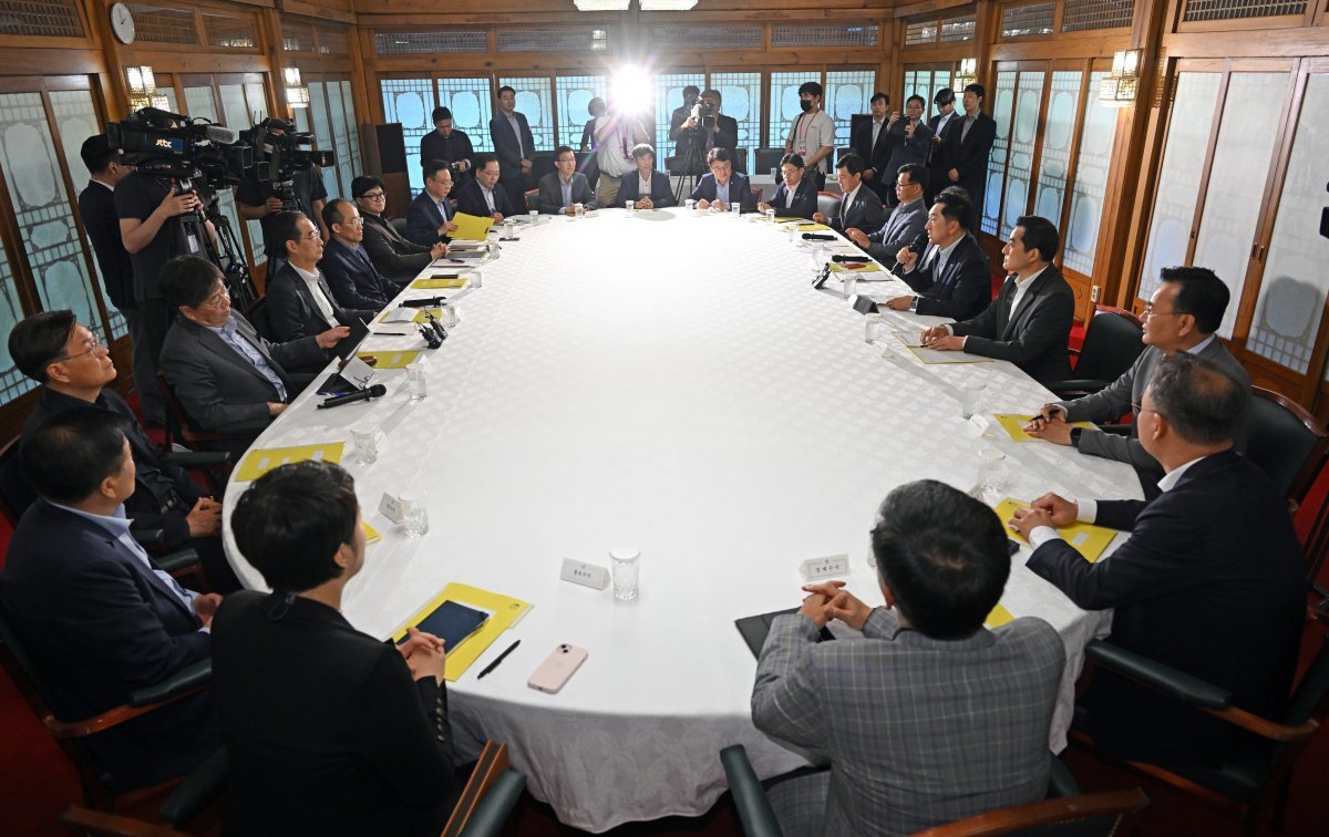 18일 서울 종로구 삼청동 총리 공관에서 고위당정협의회가 열렸다. 사진공동취재단