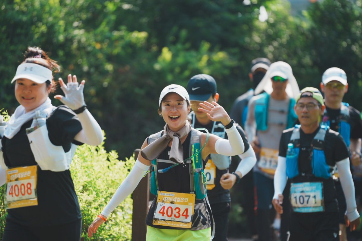 대전트레일온런 참가자들이 평지 구간을 저마다 달리거나 걷고 있다. 대전트레일온런 사무국 제공