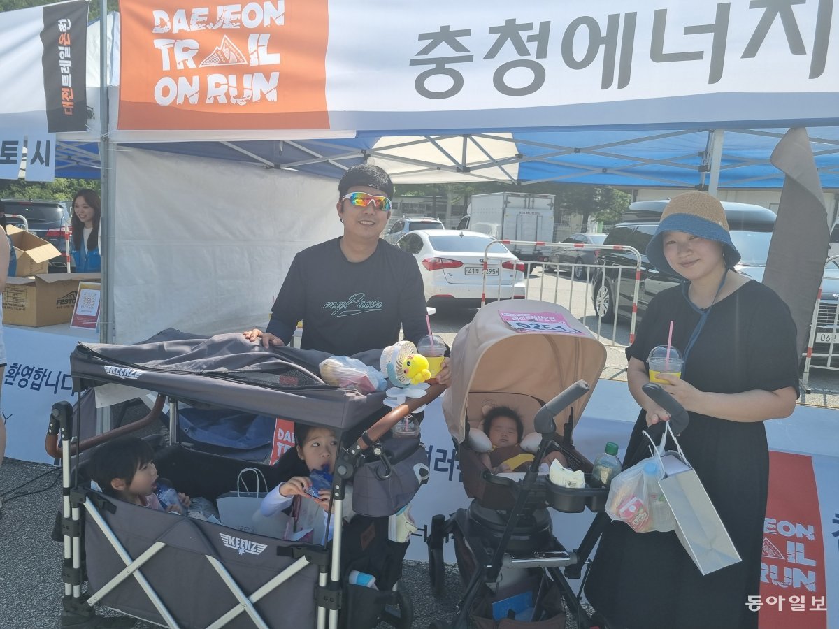 3개월 된 막내까지 세 자녀를 모두 데리고 대전트레일온런 5K 걷기에 나선 구민수 씨(오른쪽) 부부. 대전=임보미 기자 bom@donga.com