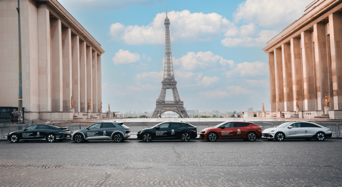 20일(현지 시간) 프랑스 파리에서 열리는 국제박람회기구(BIE) 총회를 앞두고 주요 기업들이 응원전에 나섰다. 현대자동차는 ‘2030 부산 세계박람회’ 유치를 기원하는 래핑 전기차 10대를 현지에서 운행했다. 현대차 제공