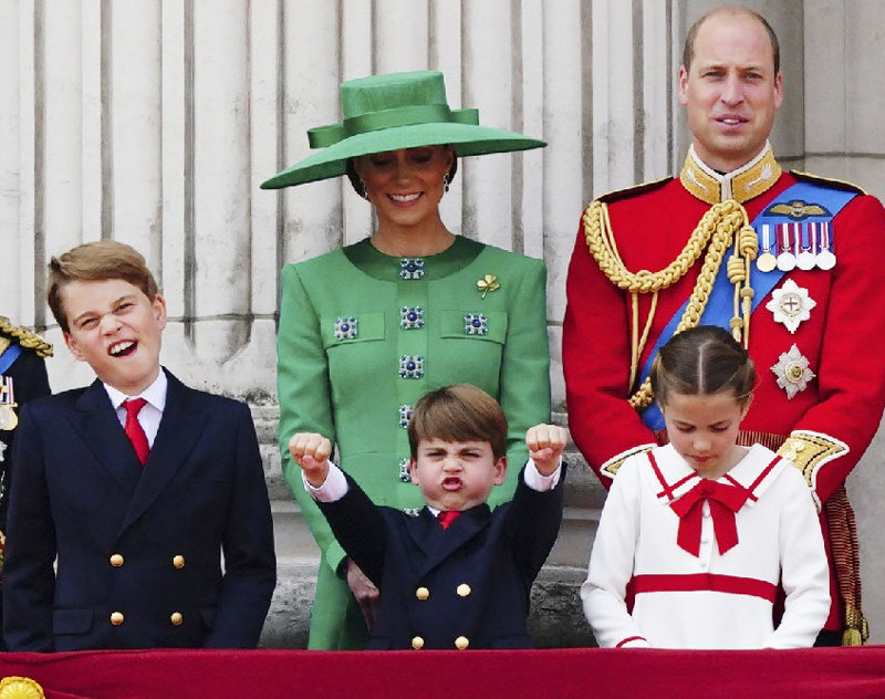 英 꼬마왕자들의 익살 찰스 3세 영국 국왕의 첫 공식 생일 행사가 열린 17일(현지 시간) 윌리엄 왕세자(뒷줄 오른쪽)가 세 자녀와 함께 버킹엄궁 
발코니에서 축하객들을 맞이하고 있다. 조지 왕자(왼쪽)와 루이 왕자(가운데)가 영국 공군의 기념 비행을 지켜보며 익살스러운 표정을
 짓고 있다. 런던=AP 뉴시스